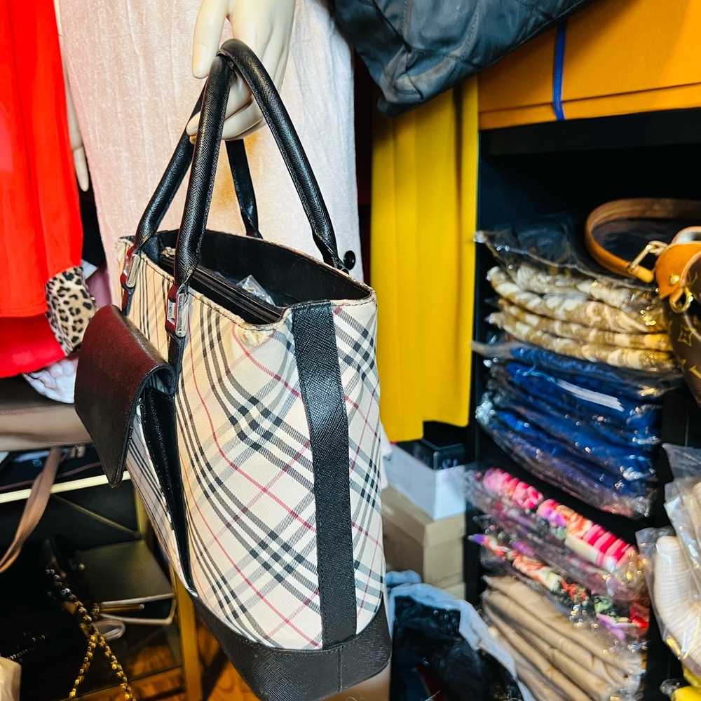 Authentic Burberry bag - Picture 3 of 4